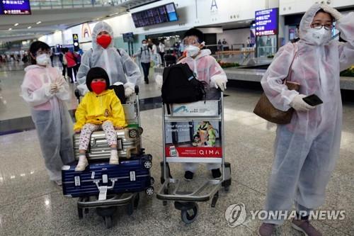 홍콩 국제공항에서 승객들이 코로나19 감염을 막기 위해 중무장한 모습. [로이터=연합뉴스 자료사진]