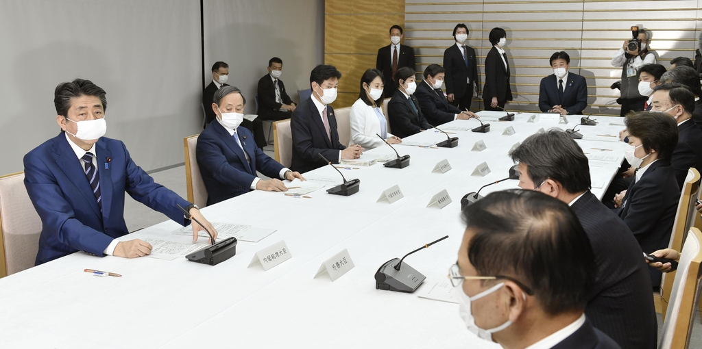 (도쿄 교도=연합뉴스) 아베 신조 일본 총리(왼쪽)가 1일 저녁 관저에서 코로나 대책본부 회의를 주재하고 있다. 