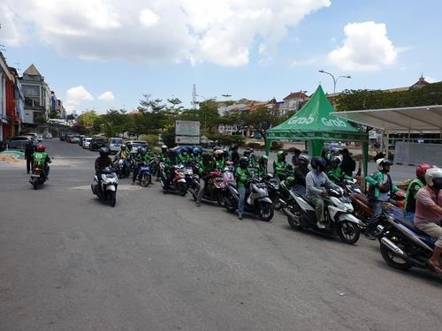 바탐한인회가 제공하는 도시락 배급줄에 선 오토바이 택시 기사들 
