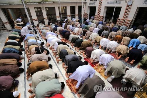 3일 파키스탄의 한 모스크에서 열린 금요 합동 예배