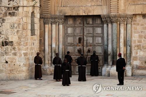 로마가톨릭 수도사들이 예루살렘의 성분묘교회 앞에서 기도하고 있다. [로이터=연합뉴스 자료사진]