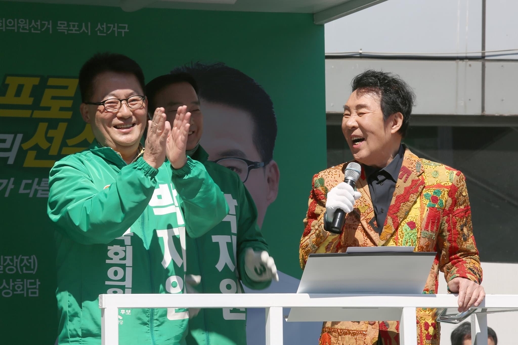 박지원 후보 지원 유세하는 송대관(오른쪽)
