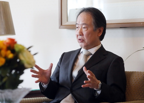 연합뉴스와 인터뷰 하는 도미타 고지 일본대사