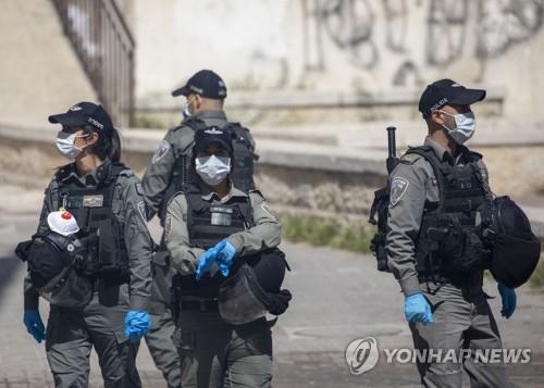 지난 8일(현지시간) 이스라엘 경찰들이 마스크를 쓰고 예루살렘을 순찰하고 있다.[AP=연합뉴스]