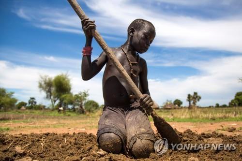 지난 2017년 5월 남수단의 한 어린이가 가족을 도와 농사지을 땅을 고르고 있다.