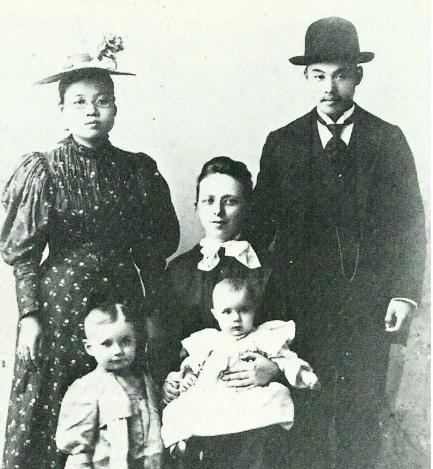 박에스더(왼쪽) 부부가 로제타 홀(가운데) 가족과 함께 촬영한 사진. 앞줄은 로제타의 아들 셔우드(왼쪽)와 딸 에디스 홀. [이화여대의료원 제공] 