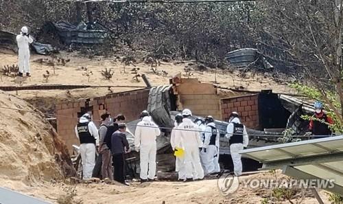 (고성=연합뉴스) 이해용 기자 = 2일 오전 국립과학수사연구원 등이 산불이 최초 발화한 강원 고성군 토성면 도원리의 발화 지점에서 합동 감식작업을 벌이고 있다. 2020.5.2