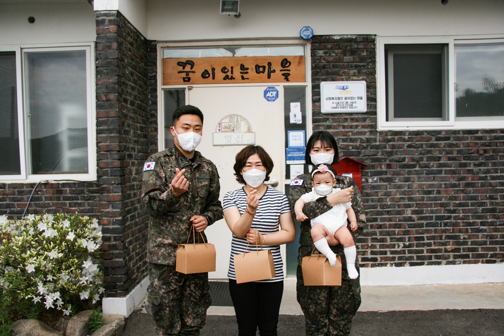 코로나19 사태에 온정의 손길 내민 군인 부부