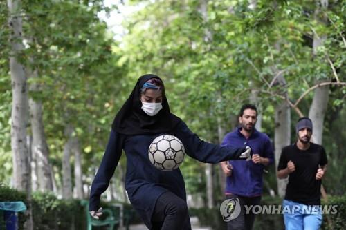 이란 여자 축구선수 호스나 미르하디가 마스크를 쓰고 연습하고 있다