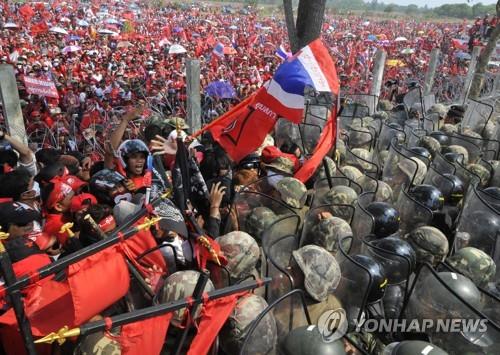 2010년 레드셔츠 시위대가 방어벽을 구축한 군인들과 충돌하는 모습. 2010.4.9 촬영