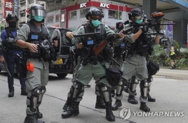 최루탄을 발사하며 시위 진압에 나선 홍콩 경찰