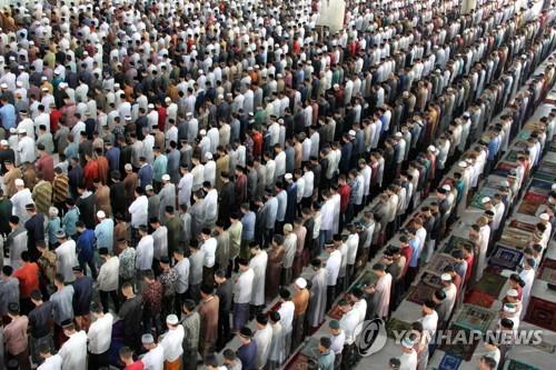 24일 아체주의 모스크에서 촬영된 '이둘피트리' 기도회
