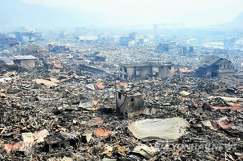 2011년 3월 동일본대지진 직후의 이와테현 오쓰치 마을 모습. [EPA=연합뉴스 자료사진]