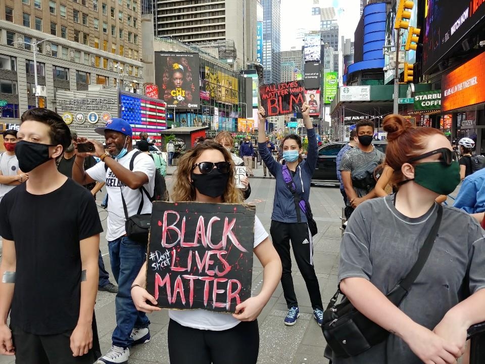 타임스스퀘어 인종차별 항의시위에 참석한 백인들