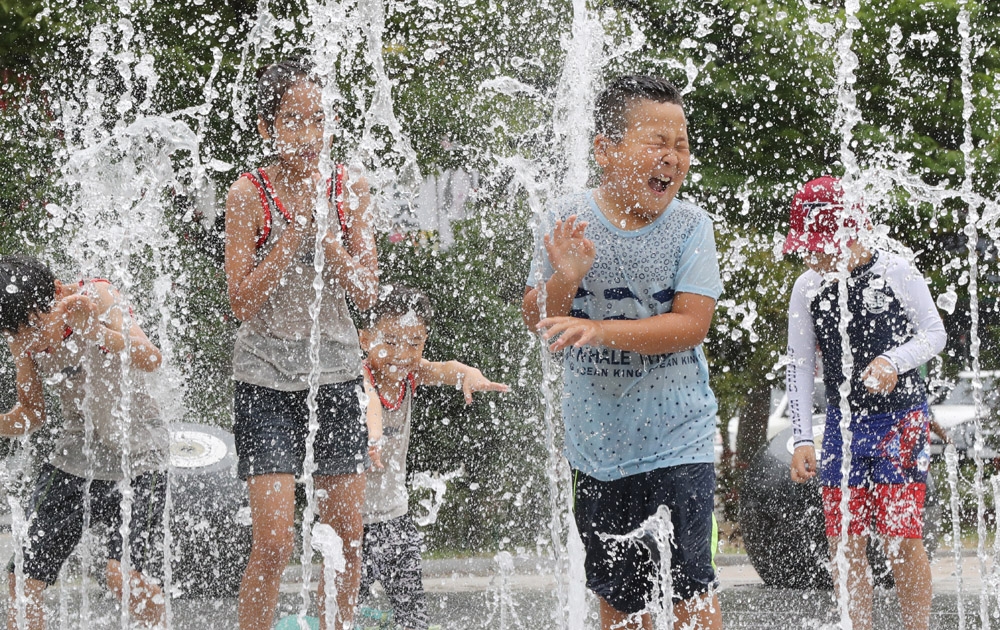 광주의 한 분수대에서 물놀이를 하는 어린이들. 2017년 [연합뉴스 자료사진]