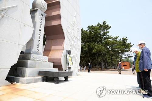 묵념하는 참전용사
