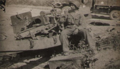 1951년 4월 22일 중국군의 공격으로 파괴된 기관총과 아지즈 에르크멘 중사