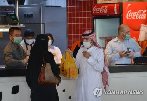 사우디 쇼핑몰 푸드코트에서 음식을 사는 시민
