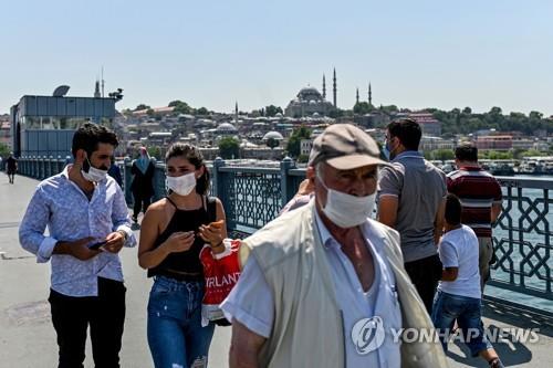 마스크를 착용한 이스탄불 시민