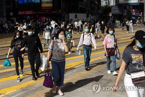 지난 5월 홍콩 코즈웨이베이 지역의 행인들