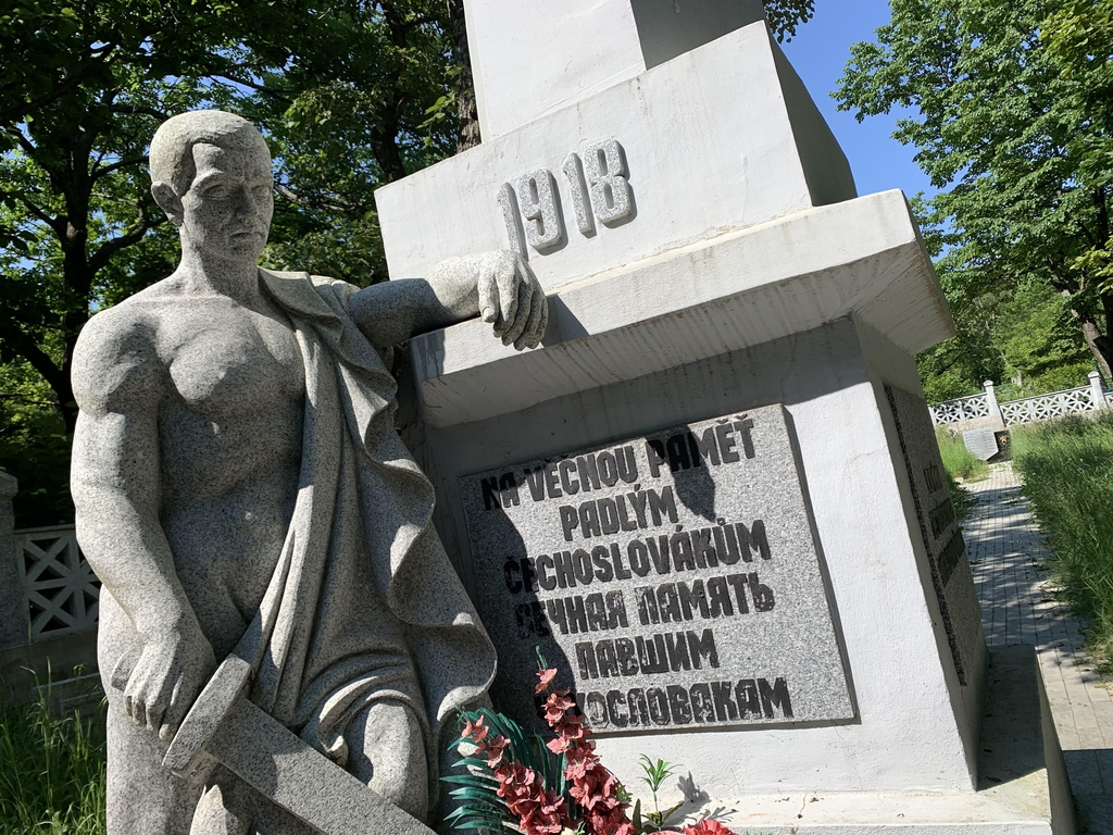 러시아 공동묘지에 세워진 체코군단 기념비 