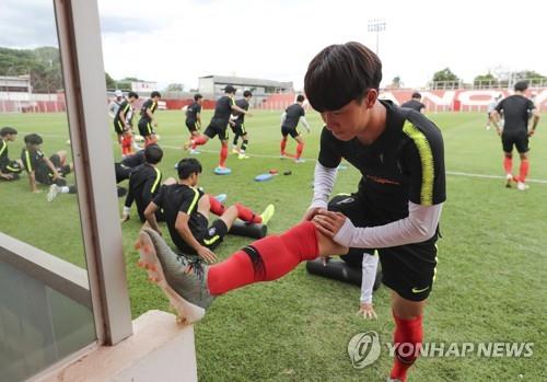 경기 전에 스트레칭하는 축구 선수