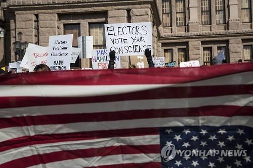 2016년 미 대선 때 선거인단 투표를 앞두고 미국 텍사스 주 오스틴 주 의사당 건물 앞에서 공화당 투표인단에게 '반란표'를 촉구하는 시위대 [AP=연합뉴스]