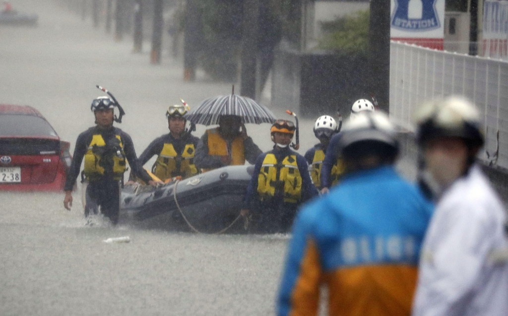 일본 규슈 폭우 속에 구조활동