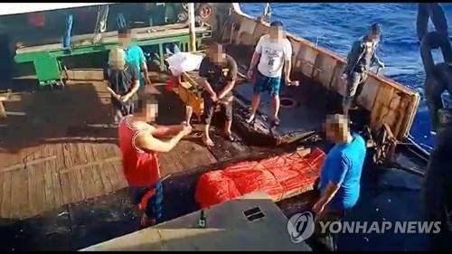 올해 5월 환경운동연합이 공개한 중국 어선의 인니인 선원 시신 수장 모습