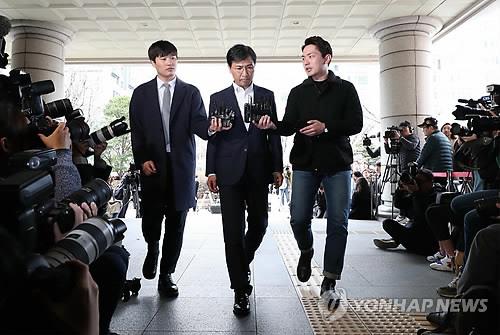 고개 숙인 안희정