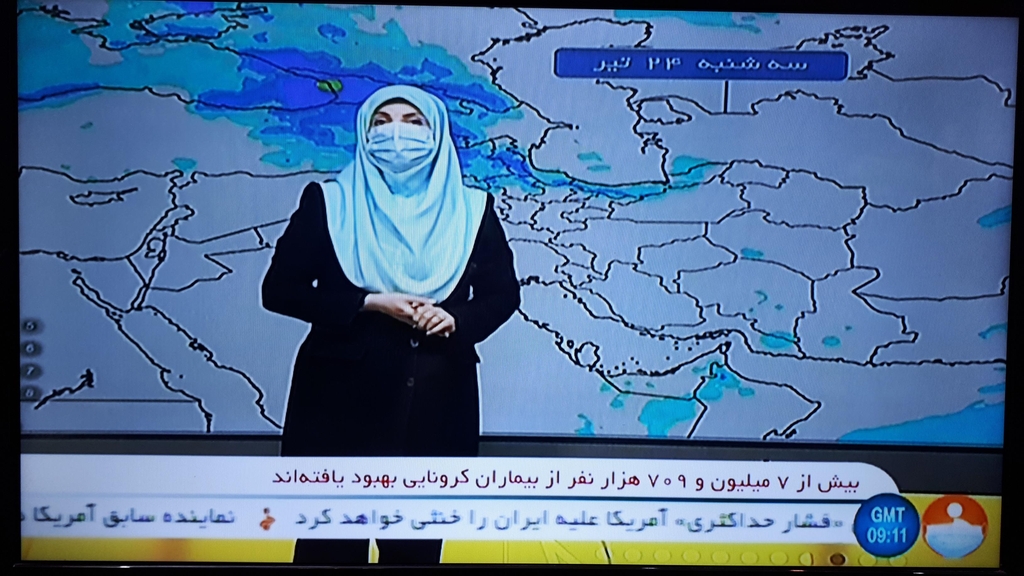 마스크를 쓰고 일기예보를 하는 이란 국영방송 기상 캐스터