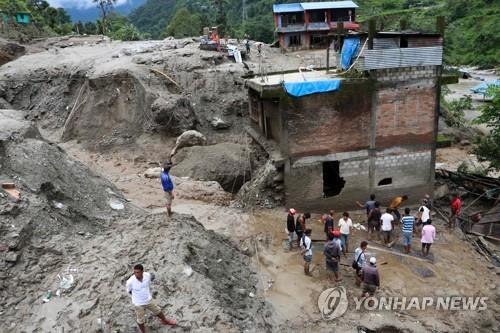 네팔 카트만드 인근 신두팔초크 지구에서 발생한 산사태. [AFP=연합뉴스]