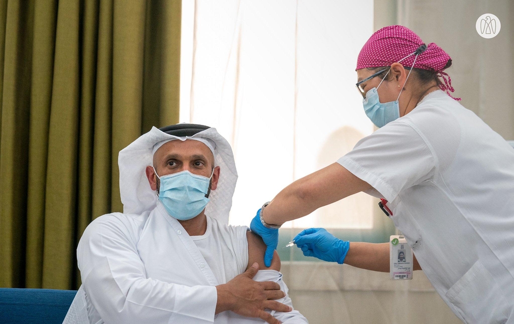 16일 코로나19 백신 시험물질을 접종받는 셰이크 압둘라 아부다비 보건청장