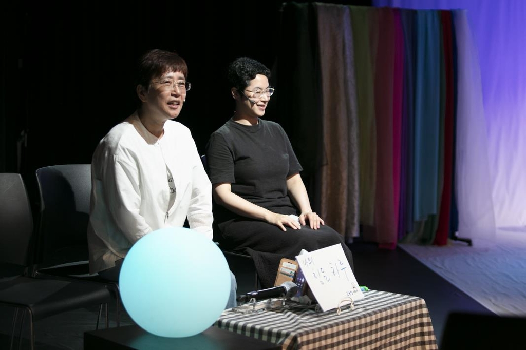 노지향 연출(왼쪽)과 수어통역가(오른쪽)