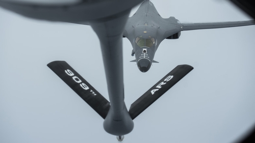 공중급유기로 향하는 B-1B 랜서 폭격기