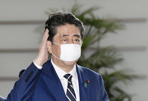 아베 신조 일본 총리가 2020년 5월 25일 오전 마스크를 착용하고 일본 총리관저에 들어가고 있다. [교도=연합뉴스 자료사진]