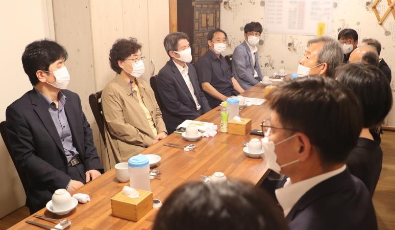 사회문화분야 시민단체들과 면담하는 이인영 통일부 장관