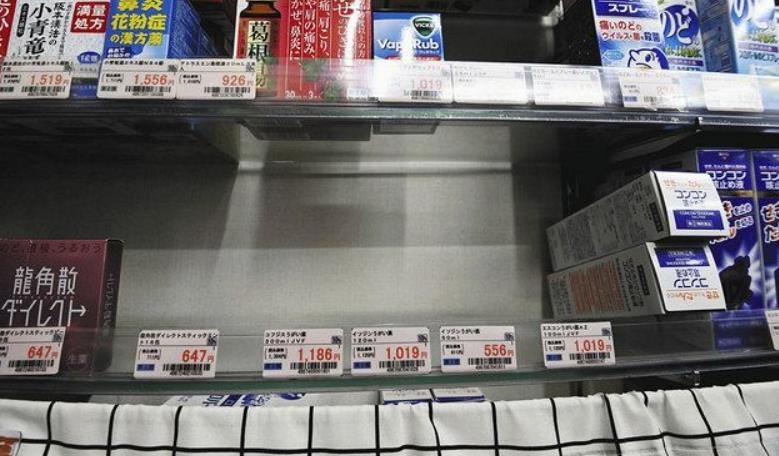 포비돈요오드를 섞은 가글액이 코로나19 억제에 효과적이라는 연구결과가 발표된 4일 오후 오사카의 한 약국 가글액 진열대가 텅 비어 있다. [사진=도쿄주니치신문]