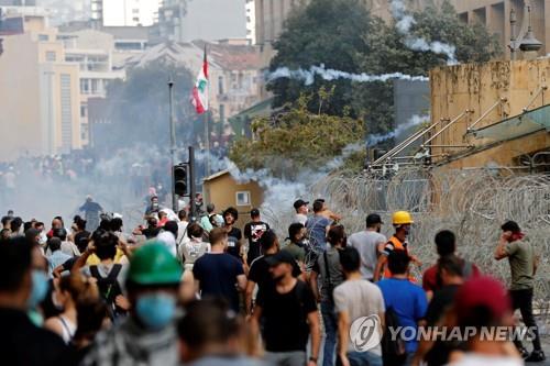 8일(현지시간) 레바논 수도 베이루트에서 벌어진 반정부 시위