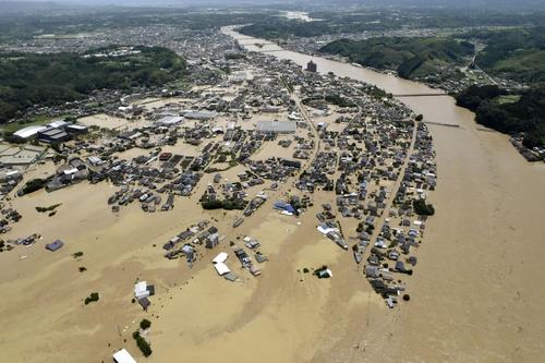 2020년 7월 6일 일본 규슈 일대에 폭우가 이어진 가운데 일본 구마모토(熊本)현을 흐르는 하천 구마가와(球磨川)가 범람해 히토요시(人吉)시의 주택 등이 물에 잠겨 있다 [교도=연합뉴스 자료사진]
