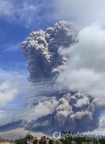인도네시아 시나붕 화산 또 분화…화산재 5㎞ 치솟아