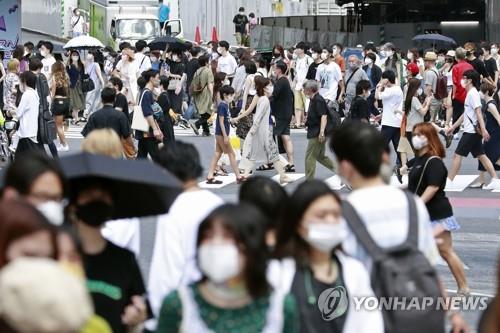 마스크 쓴 인파로 붐비는 도쿄 도심 거리. [교도=연합뉴스 자료사진]