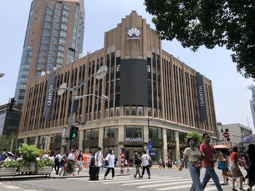 상하이에 들어선 화웨이 '세계 최대' 플래그십 매장