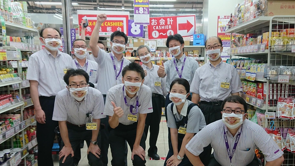 '스마일 마스크'를 쓴 일본 할인점 타케야의 직원들
