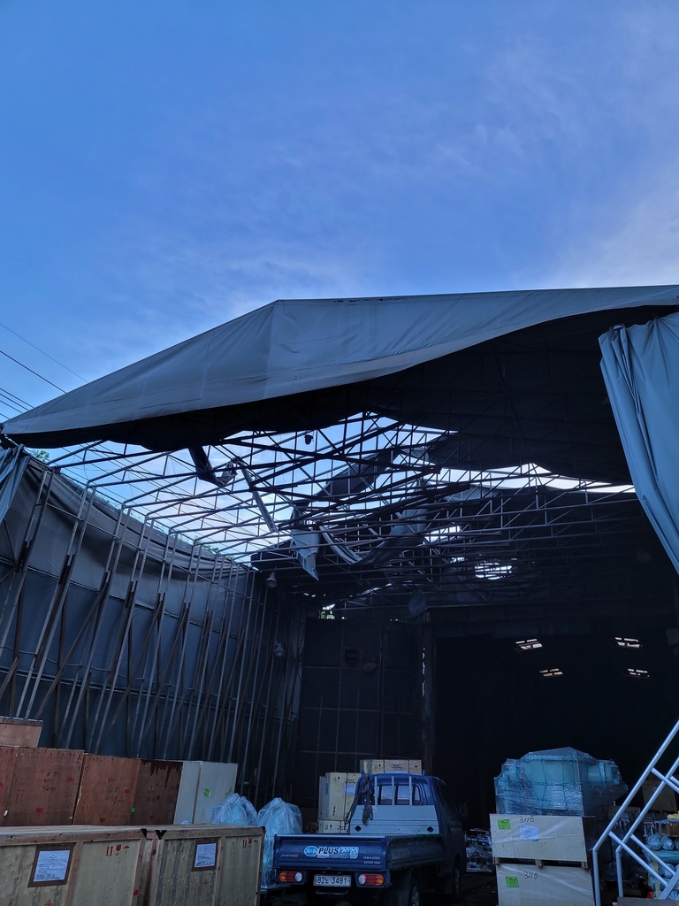 태풍에 날아간 공장 지붕
