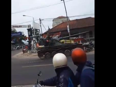 인도네시아서 부대 복귀 중 '탱크' 노점으로 돌진