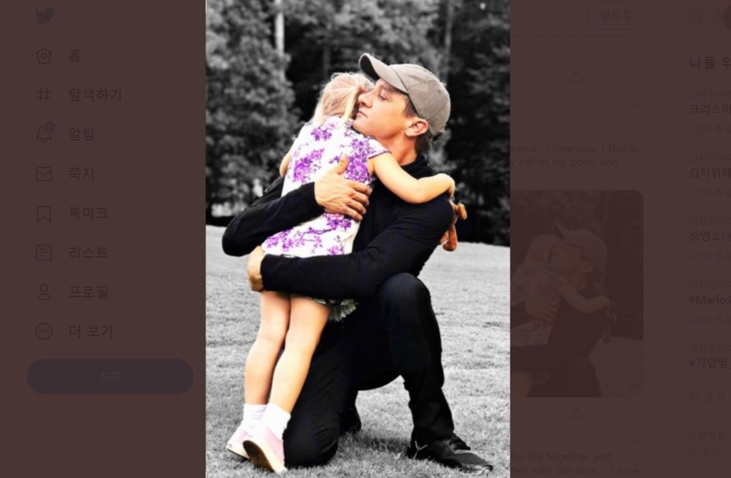 제레미 레너가 딸 에이바를 안고 있는 모습