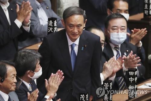 (도쿄 AP=연합뉴스) 16일(현지시간) 일본 중의원 선거에서 새 총리로 선출된 스가 요시히데가 의원들의 박수에 답례 인사를 하고 있다. 