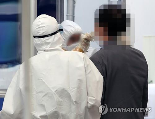 코로나19 검사받는 시민