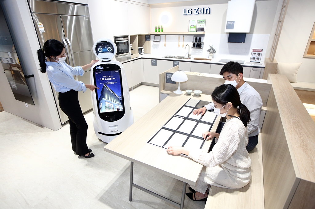 LG 지인 전시장에 등장한 안내로봇 클로이